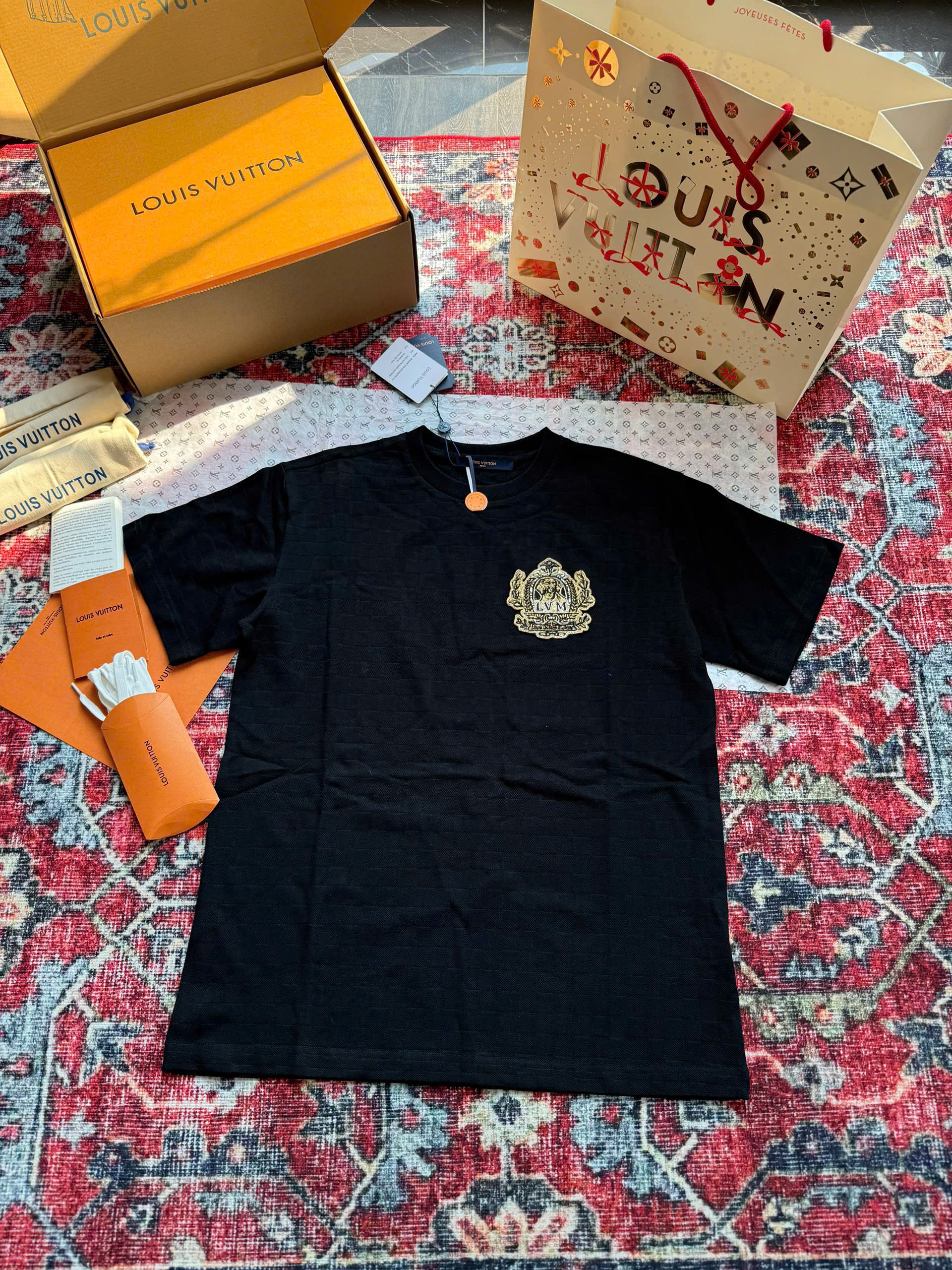 Áo phông T-shirt len Louis Vuitton LV Đen tag logo huy hiệu cún thêu ngực Like Auth on web NV